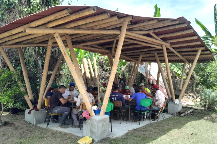 Aprendices del SENA construyen comedor de guadua en La Esmeralda